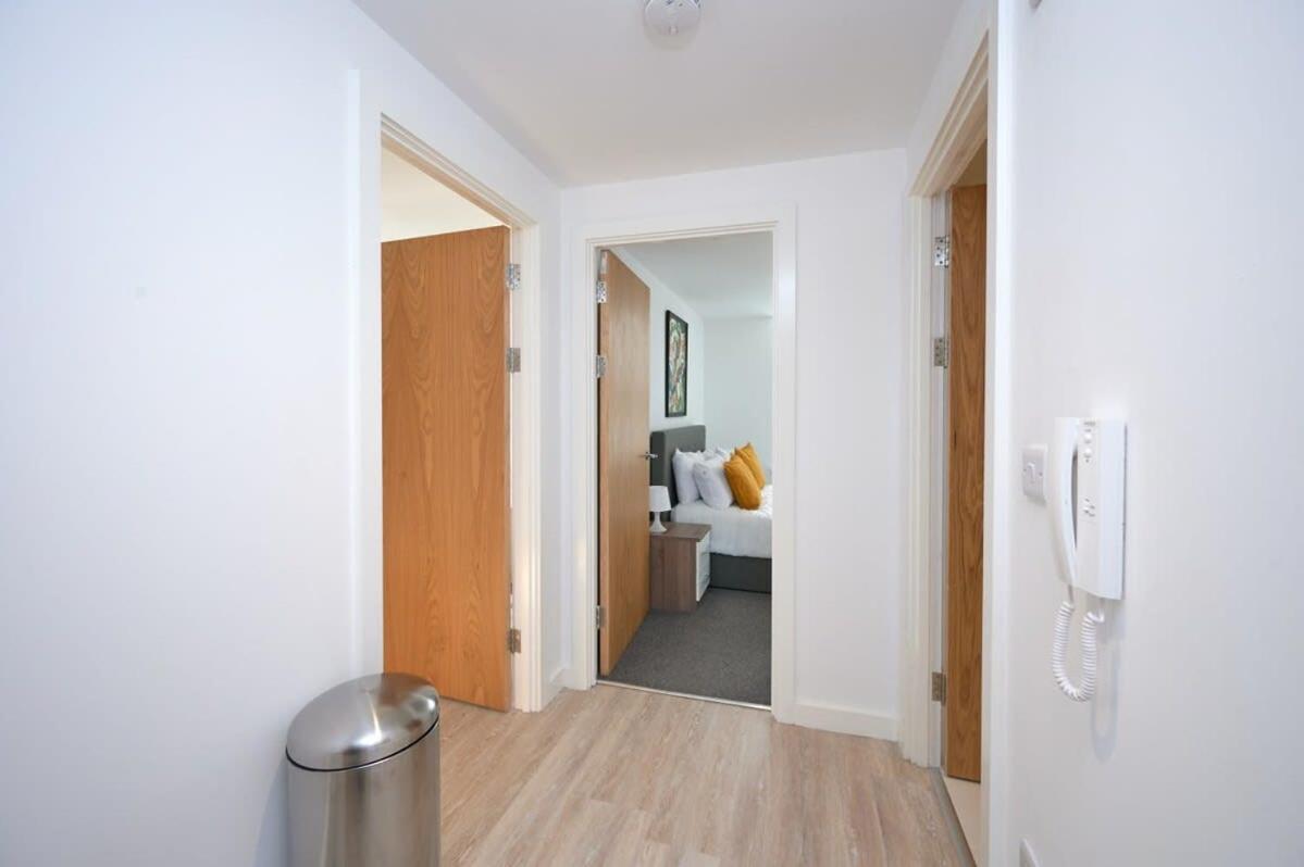 A Gorgeous 1 Bedroom With Parking In Preston Centre Apartment *