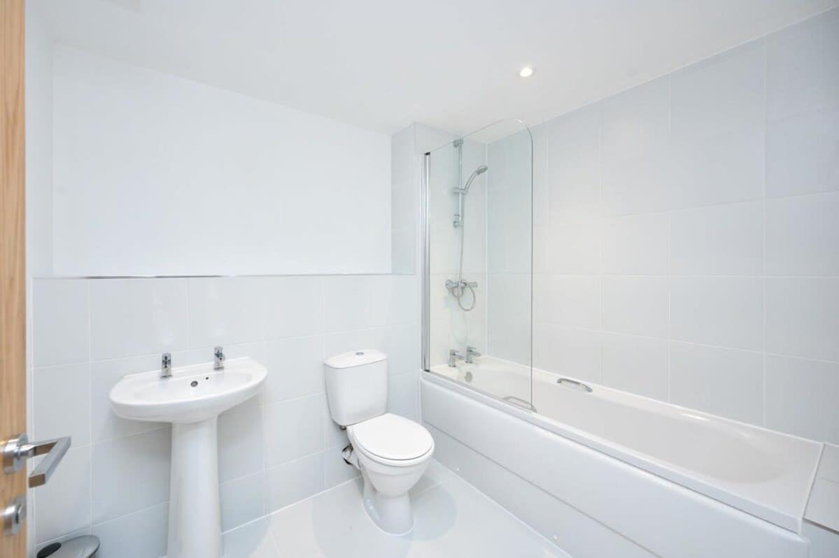 A Gorgeous 1 Bedroom With Parking In Preston Centre Apartment *